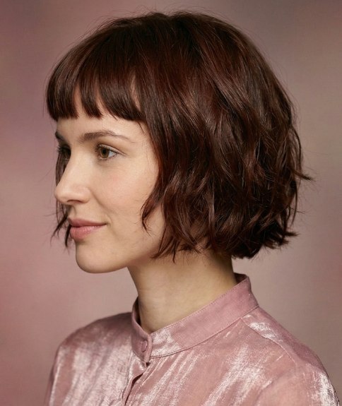 Cheveux courts sophistiqu&eacute;s avec des ondulations naturelles