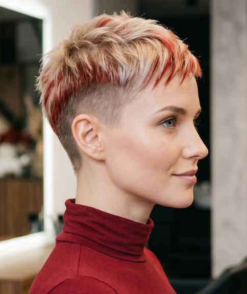 Cheveux blonds tr&egrave;s courts avec m&egrave;ches rouges