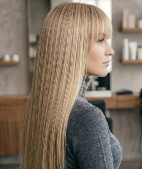 Cheveux blonds tr&egrave;s longs avec une frange
