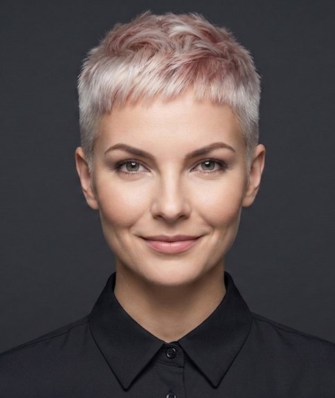 Cheveux blonds tr&egrave;s courts avec des accents rose