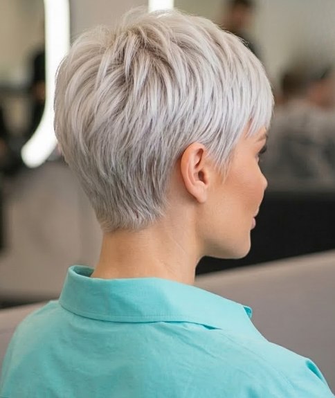 Coupe à la garçonne audacieuse avec dégradé