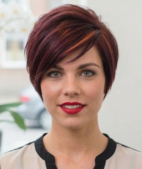 Coiffure &eacute;l&eacute;gante qui laisse la nuque enti&egrave;rement d&eacute;gag&eacute;e