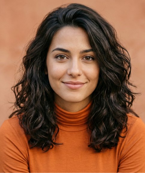 Femme avec de longs cheveux boucl&eacute;s, avant une transformation