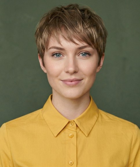 Femme avec des cheveux courts apr&egrave;s une transformation audacieuse