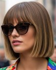 Carré blond droit avec frange droite