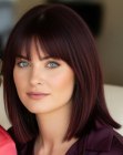 Cheveux rouge foncé mi-longs