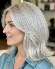 Cheveux blond argenté mi-longs