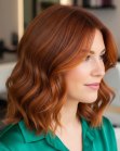 Cheveux auburn mi-longs avec ondulations et mèches cuivrées