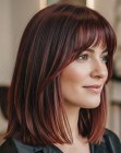 Coiffure mi-longue lisse couleur lie-de-vin