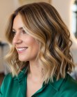 Cheveux mi-longs avec plusieurs tons de blond