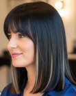 Cheveux châtain foncé lisses mi-longs 