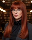 Cheveux longs et raides roux avec frange