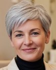 Coupe pixie contemporaine pour cheveux gris
