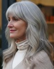 Cheveux gris longs et ondulés