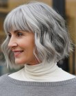 Cheveux gris avec texture naturelle