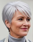 Coupe pixie douce pour cheveux gris
