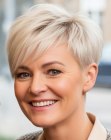 Coupe pixie pour cheveux blond platine
