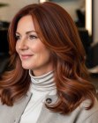 Cheveux sous les épaules pour femmes de plus de 50 ans