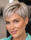 Coupe à la garçonne pour cheveux blonds