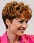 Coupe à la garçonne pour cheveux bouclés