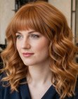 Cheveux longs jusqu&rsquo;aux clavicules avec des ondulations