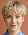Coupe pixie blonde