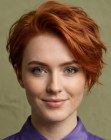 Cheveux rouges en coupe courte