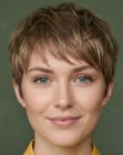Femme avec des cheveux courts 