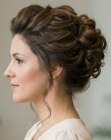 Coiffure relev&eacute;e pour une f&ecirc;te