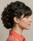Chignon avec des cheveux boucl&eacute;s