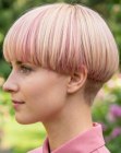 Cheveux blonds et roses en coupe au bol