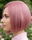 Cheveux roses en carr&eacute; court