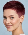 Cheveux tr&egrave;s courts mais f&eacute;minins