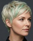 Cheveux blonds avec des mèches vert menthe