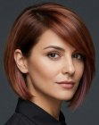 Carr&eacute; pour cheveux brun-roux avec des m&egrave;ches violettes