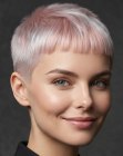 Cheveux très courts et rose doux