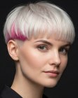 Coupe au bol blonde avec une couleur d’accent rose