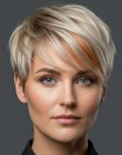 Coupe garçonne blonde avec une couleur d’accent