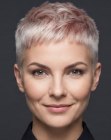 Cheveux blonds très courts avec des accents rose
