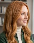 Cheveux longs cuivr&eacute;s avec des ondulations