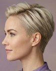 Cheveux blonds courts et élégants