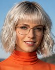 Carr&eacute; blond ondul&eacute;