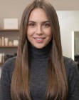 Cheveux bruns tr&egrave;s longs et lisses