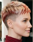 Cheveux blonds avec mèches rouges