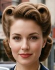 Coiffure victory rolls