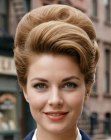Coiffure ruche des ann&eacute;es 1950