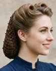 Coiffure des ann&eacute;es 1940,  avec r&eacute;sille