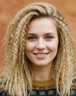 Cheveux longs gaufr&eacute;s