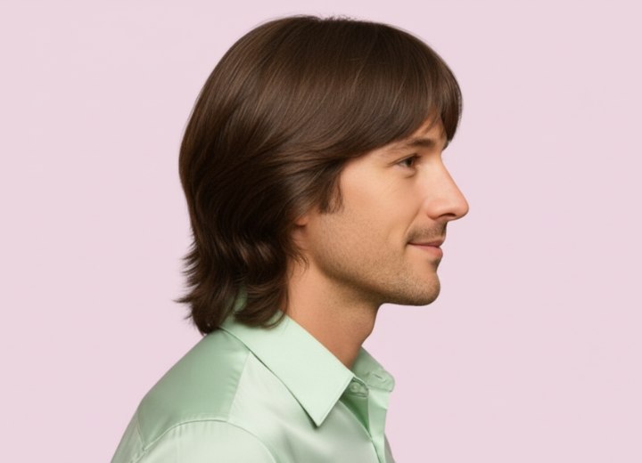 Cheveux longs stylés pour hommes – Vue de côté