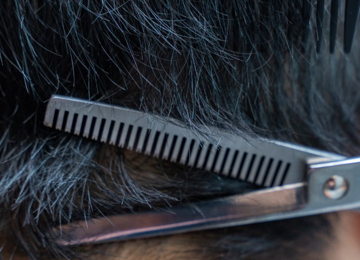 Couper les cheveux avec des ciseaux effileurs